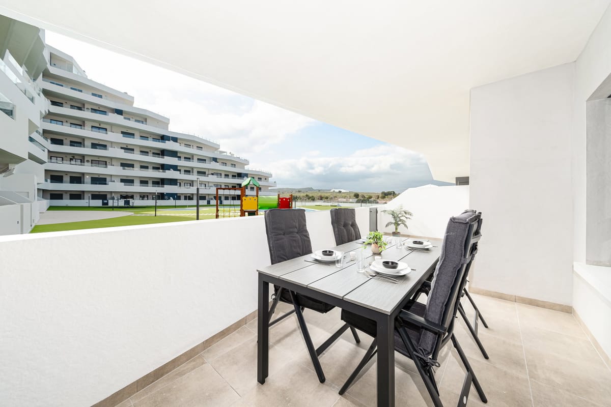 Lichte woonkamer van Casa Paradise 020 met openslaande deuren naar het terras
