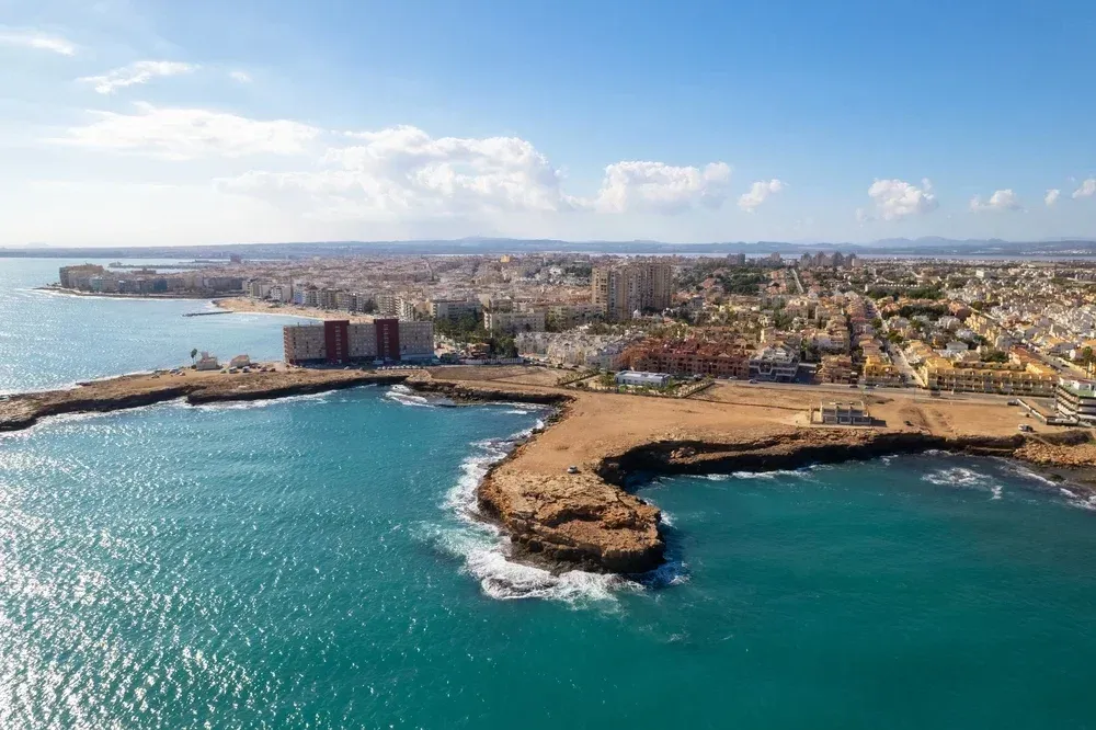 Luchtfoto van de Costa Blanca-kust met turquoise baaien en witte zandstranden